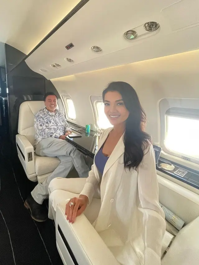 Potret Suami Farah Quinn Disebut Mirip Elon Musk