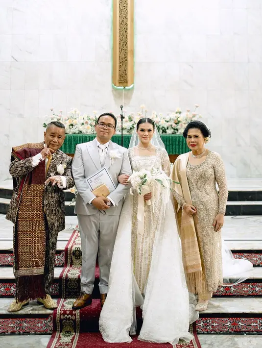 Kebaya tersebut kemudian dipadukan kain songket warna kekuningan dari Merdi Sihombing. [IG/fc weddings/myrnamyura]