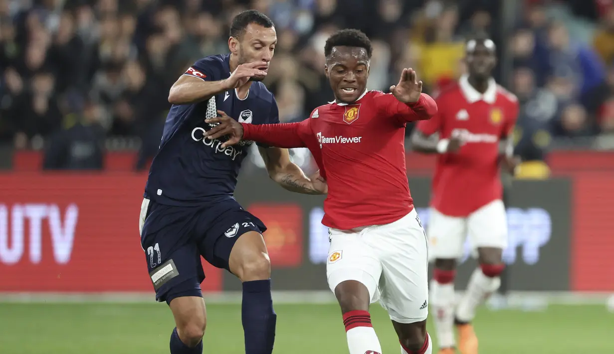 Ethan Laird. Bek kanan Inggris berusia 20 tahun ini merupakan produk asli Akademi Manchester United sejak awal musim 2017/2018. Sejak awal musim 2019/2020 ia menjadi bagian tim U-23 Manchester United dan sempat bermin 18 kali bersama tim U-23 dengan torehan 1 gol dan 4 assist. Sejak tengah musim 2020/2021 hingga akhir musim 2021/2022 ia dipinjamkan ke beberapa klub di antaranya MK Dons, Swansea dan AFC Bournemouth. (AP/Asanka Brendon Ratnayake)