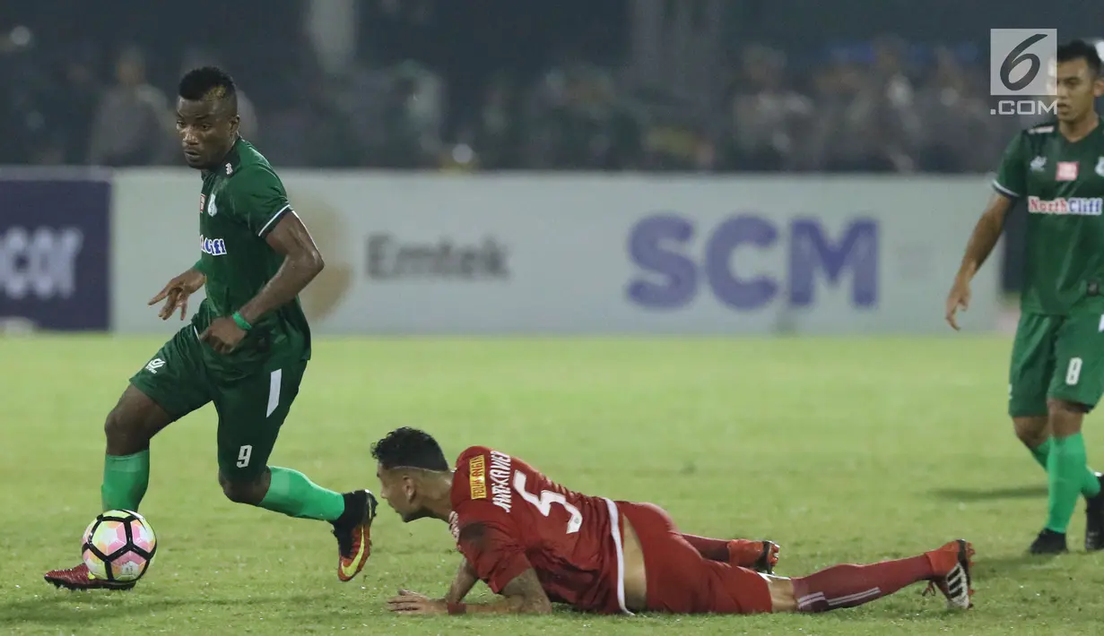 Bek Persija, Jaimerson Da Silva Xavier (tengah) terjatuh usai berebut bola dengan pemain PSMS, Sadney K Urikhob saat laga pertama semifinal Piala Presiden 2018 di Stadion Manahan, Solo, Jawa Tengah, Sabtu (10/2). (Liputan6.com/Helmi Fithriansyah)