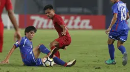 Pemain Timnas Indonesia U-19, Saddil Ramdani (tengah) berebut bola dengan pemain Chinnese Taipei saat laga penyisihan Grup A Piala AFC U-19 2018 di Stadion GBK, Jakarta, Kamis (18/10). Babak pertama berakhir imbang 0-0. (Liputan6.com/Helmi Fithriansyah)