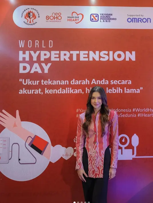 Dengan blouse panjanhg bermotif mega mendung, Mikha Tambayong tampil begitu inspiratif. Cutting unik mempresentasikan gayanya yang semakin sempurna. [Foto: Instagram/ Mikha Tambayong]