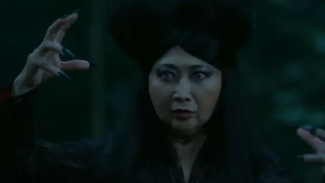 Indy Barends sebagai Yuyun Bonaparte dalam film Kang Solah From Kang Mak X Nenek Gayung. (Foto: Dok. Falcon Pictures)