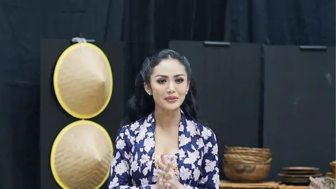 Krisdayanti Dibalut Kebaya Kutu Baru saat Memperkenalkan Budaya Jawa Timur. [@krisdayantilemos]
