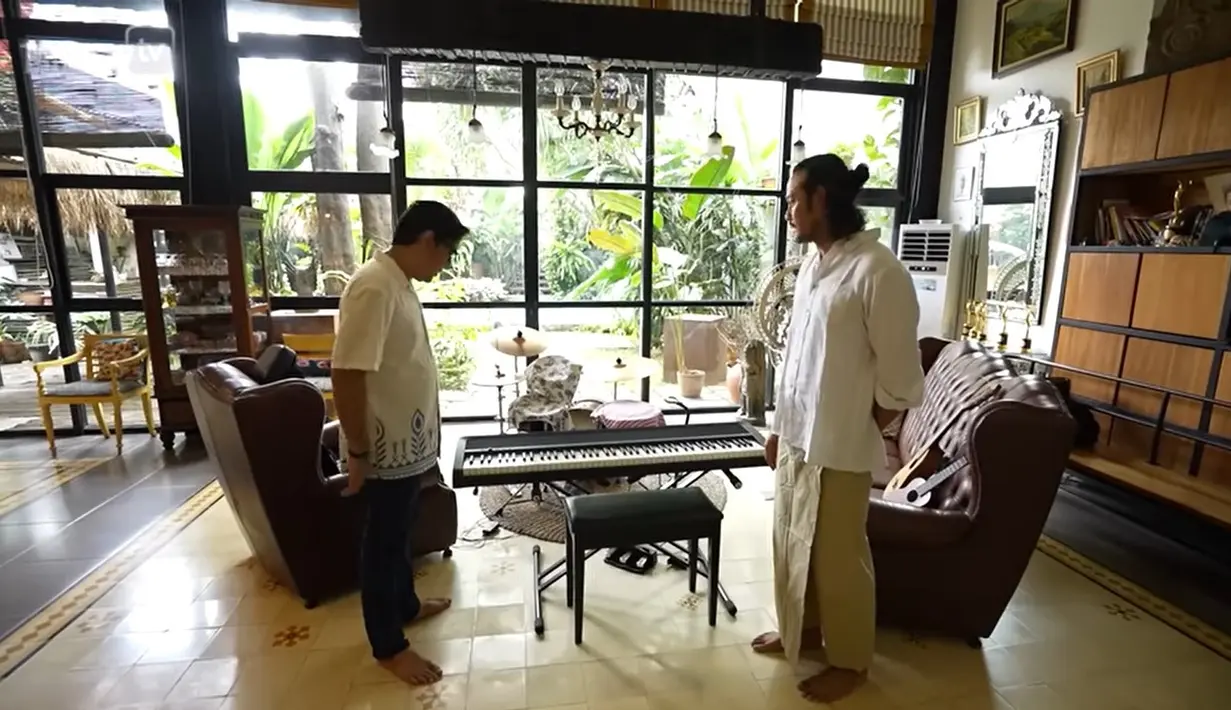 Ruang latihan anak-anak Dwi Sasono dan Widi Mulia bermain alat musik. Melihat dari luar juga terlihat sangat asri. [YouTube/TAULANY TV]