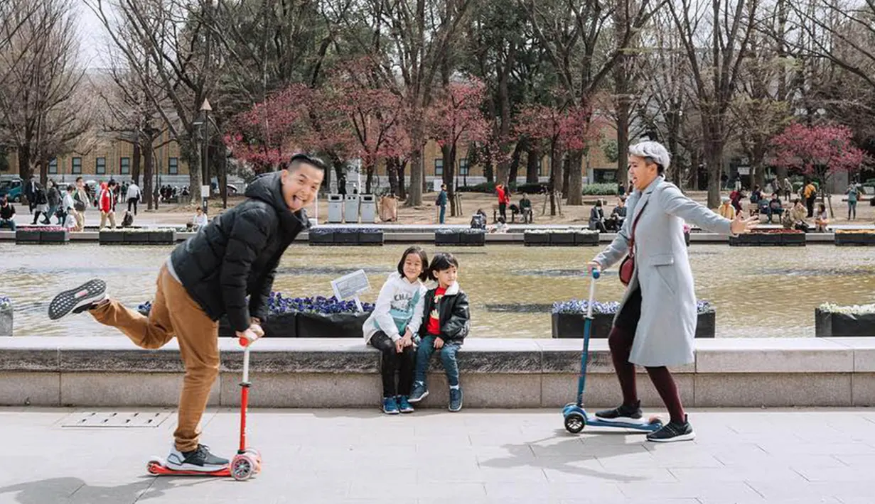 Tak cukup gaya foto yang biasa saja, Ernest dan Meira bergaya lucu sambal menaiki otoped dengan Sky dan Snow yang duduk sambil tersenyum. (Liputan6.com/IG/@ernestprakasa)