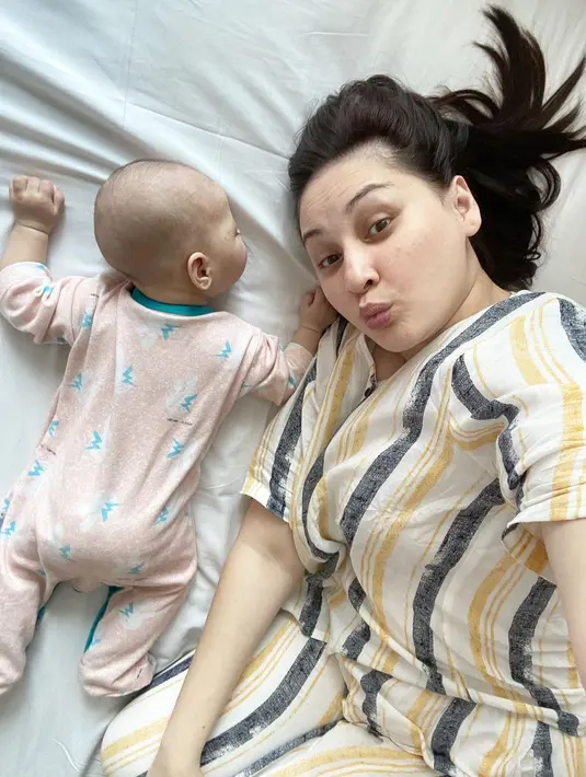 Melihat unggahan Mona Ratuliu dan caption-nya, mengundang komentar banyak orang. Salah satunya, Meisya Siregar. “Udah mandi belommmmmmm loeee,” tulis Meisya. (Instagram/monaratuliu)