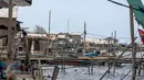 Pemprov DKI Jakarta berencana merelokasi pemukiman nelayan di Kali Adem ke rusun Muara Baru karena kawasan tersebut bagian dari revitalisasi pelabuhan, Muara Angke, Jakarta Utara, Senin (2/1). (Liputan6.com/Faizal Fanani)