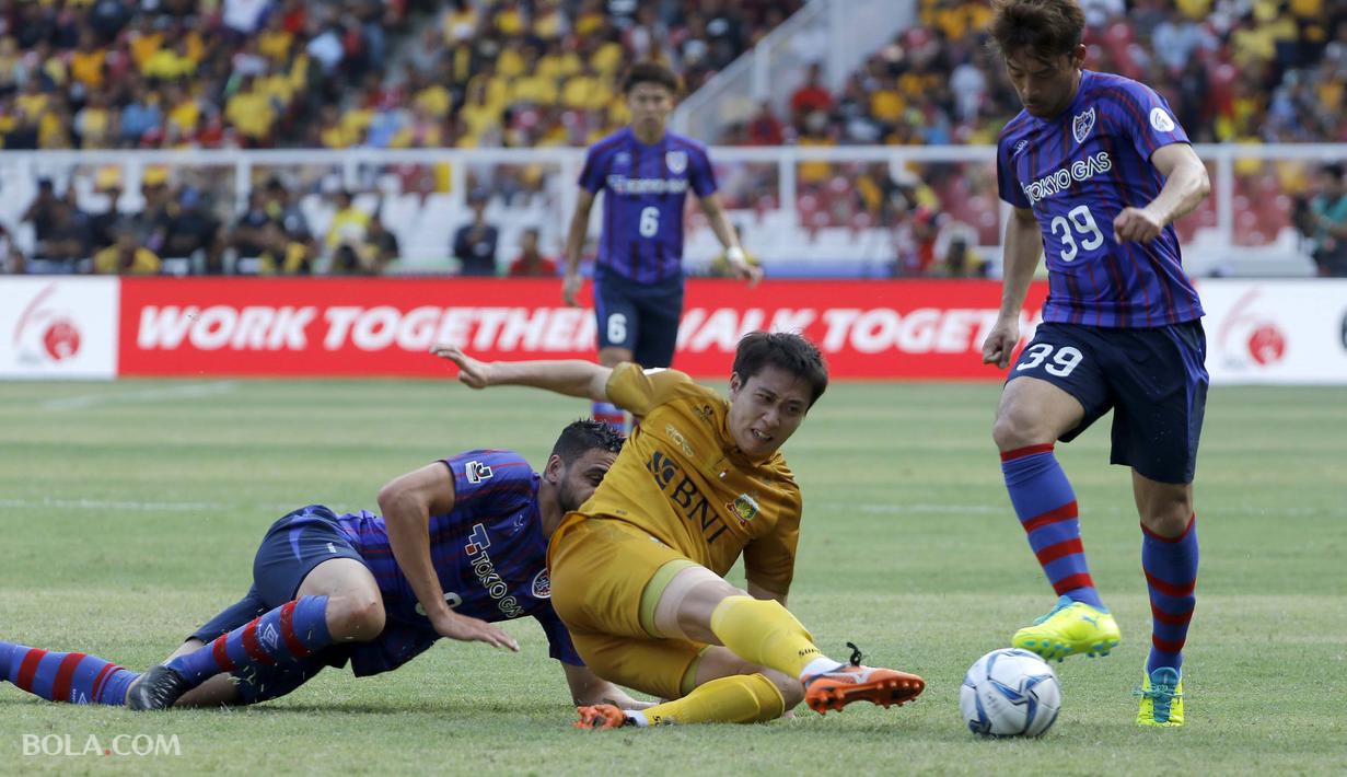 Gelandang Lee Yoo Jun asal  Bhayangkara FC berusaha memenangkan bola dari para pemain FC Tokyo dalam laga persahabatan di Stadion Utama Gelora Bung Karno, Senayan Jakarta pada Sabtu (27/1/2018).  (Bola.com/Peksi Cahyo)