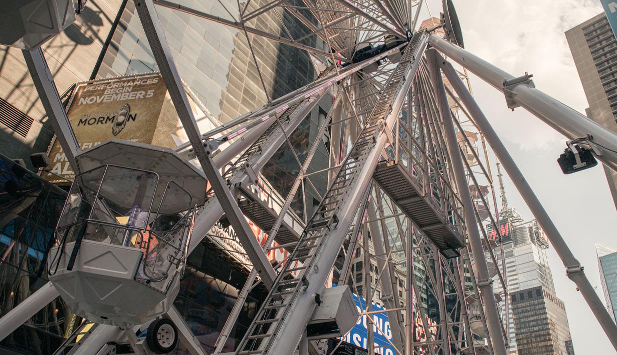 Biangalala setinggi 110 kaki yang baru dibuka berputar di Times Square, Manhattan, New York City, Rabu (25/8/2021). Pengunjung akan diberikan tiket gratis untuk 100 orang pertama yang telah menjalani vaksinasi COVID-19. (Scott Heins/Getty Images/AFP)