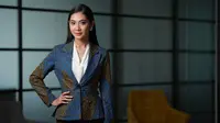 10 Model Baju Batik Bawahan Rok Panjang Polos, Modis dan Anggun di 2025