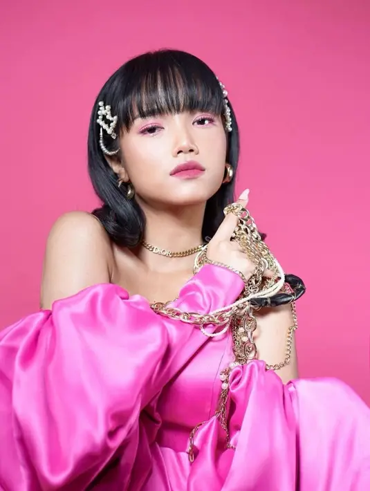 Tak sedikit dari netizen juga menyebut Fuji dalam pemotretan tersebut seperti Barbie hidup [instagram/fuji_an]