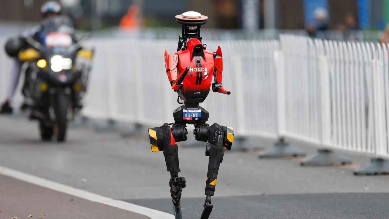 FOTO: Robot Humanoid Unjuk Kecepatan di Ajang Lari Marathon Beijing