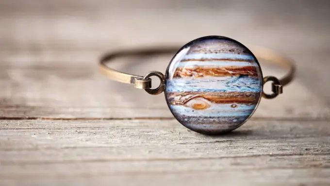 13 Kalung Super Kece yang Gambarkan Dimensi Luar