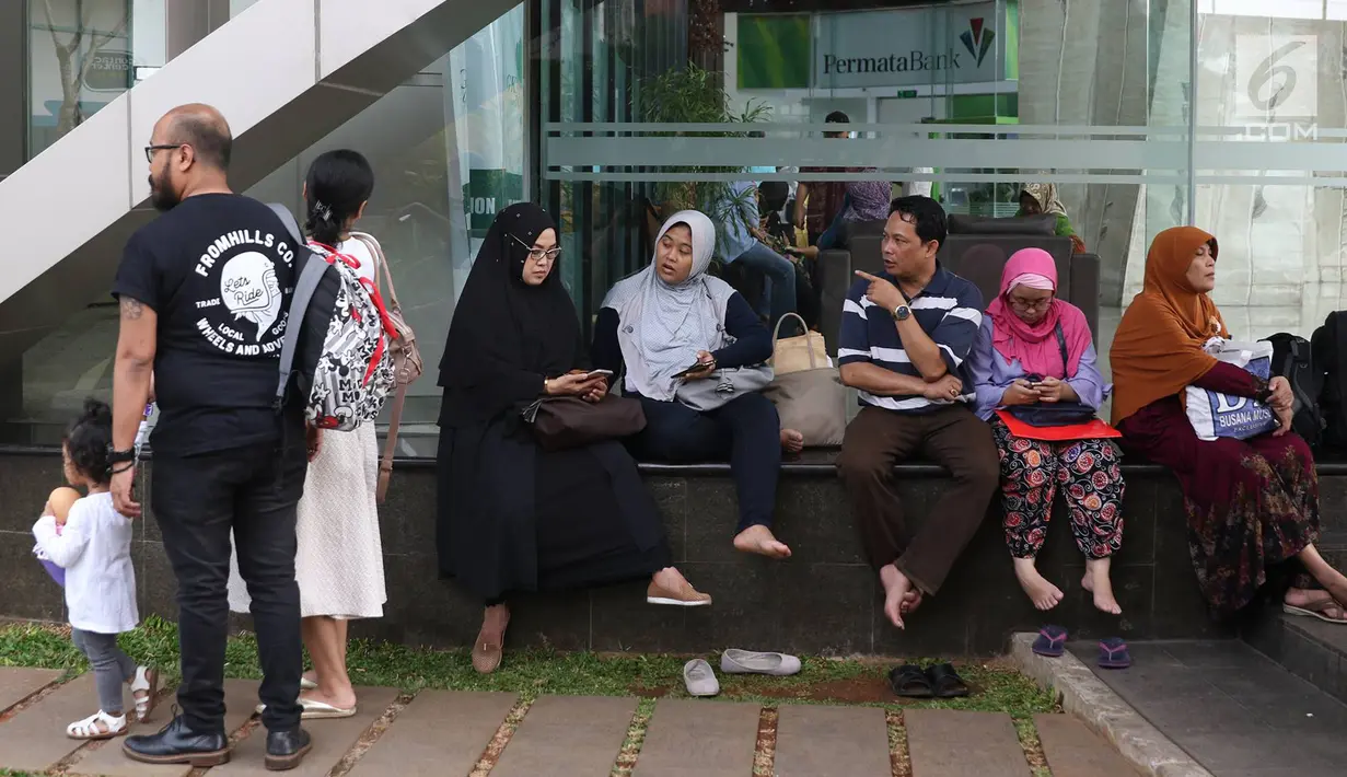  Calon jemaah umrah menunggu di lobi Green Tower, Jalan TB Simatupang, Jakarta, Kamis (10/8). Polisi telah menahan pemilik First Travel Andika Surachman dan istrinya Anniesa Desvitasari Hasibuan. (Liputan6.com/Immanuel Antonius)