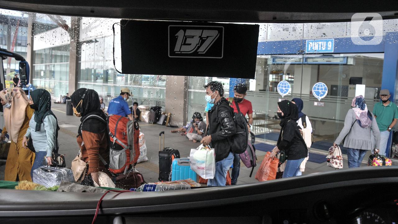 FOTO: Libur Nataru, Penumpang Bus AKAP Wajib Tes Antigen