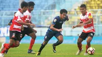 Arema FC U-19 ditahan 2-2 oleh Madura United U-19 yang  belum pernah menang dan menjadi juru kunci Grup 2. (Bola.com/Iwan Setiawan)
