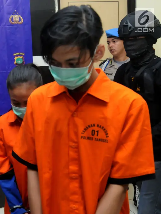 Polisi menggiring tersangka kasus narkoba jenis sabu saat dihadirkan saat rilis di Mapolres Tangerang Selatan, Banten, Selasa (7/5/2019). Satreskrim Narkoba Polres Tangerang Selatan berhasil mengamankan sabu seberat 1.023 gram. (merdeka.com/Arie Basuki)