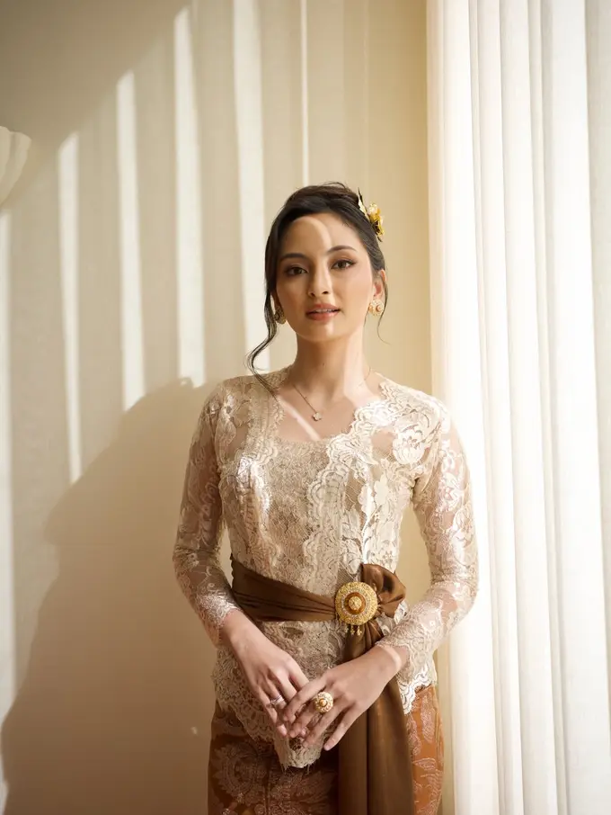 Gaya Valerie Tifanka Jadi Bridesmaid, Tampil Anggun Berkebaya Bali