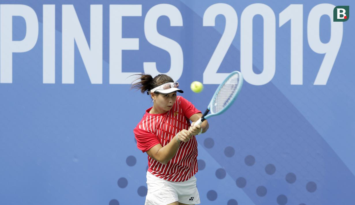 Ganda putri Indonesia, Beatrice Gumulya, berusaha mengembalikan bola saat melawan wakil Thailand pada laga final SEA Games 2019 di Tennis Court Rizal Memorial Sports Complex, Manila Sabtu (7/12). Indonesia menang dengan skor 6-3 dan 6-3. (Bola.com/ M iqbal Ichsan)