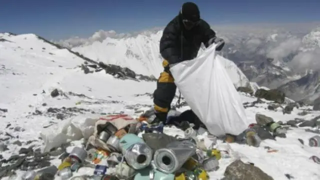 Dari foto-foto yang sempat beredar, ternyata banyak tumpukan sampah yang terlihat di Gunung Everest.