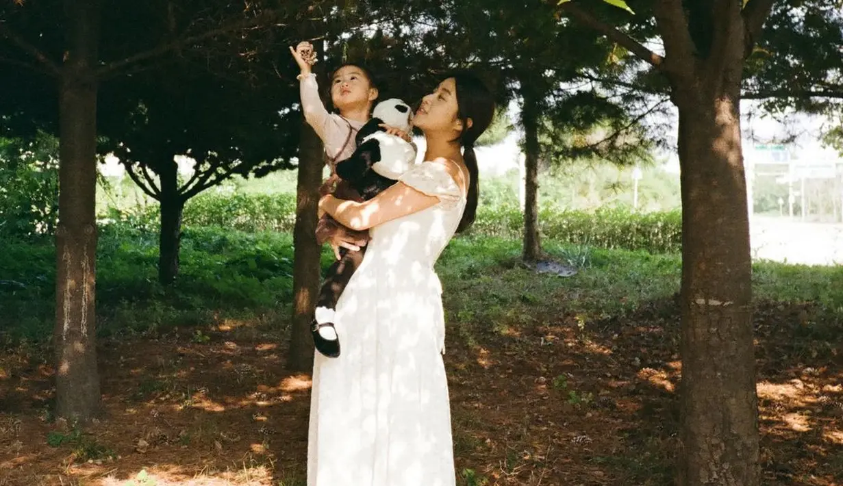 Maternity shoot Kang Sora dan putri pertamanya dilakukan dengan konsep yang lebih sederhana. [@reveramess_]
