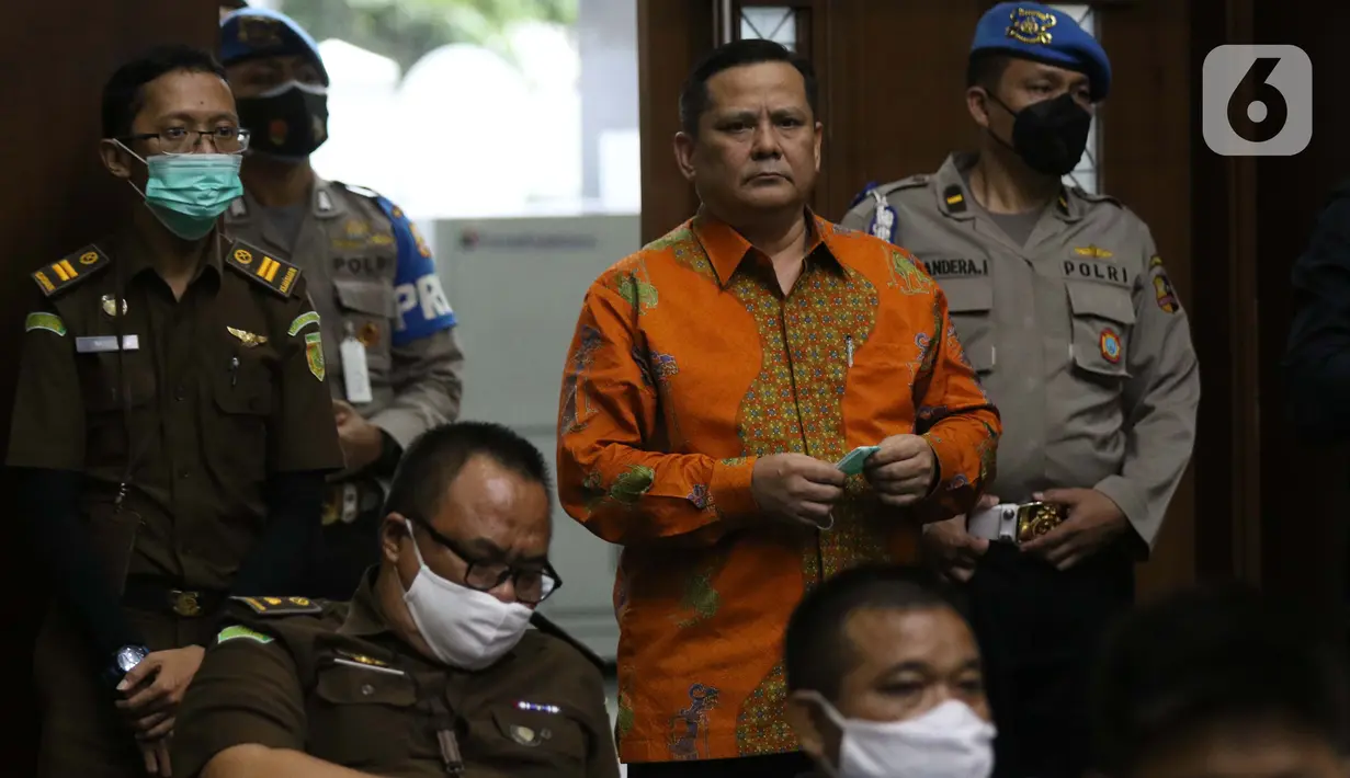 Irjen (Pol) Napoleon Bonaparte (tengah) bersiap menjadi saksi dalam sidang lanjutan dugaan suap penghapusan red notice Djoko Tjandra dengan terdakwa Tommy Sumardi di Pengadilan Tipikor, Jakarta, Selasa (24/11/2020). Sidang beragenda mendengar keterangan saksi. (Liputan6.com/Helmi Fithriansyah)