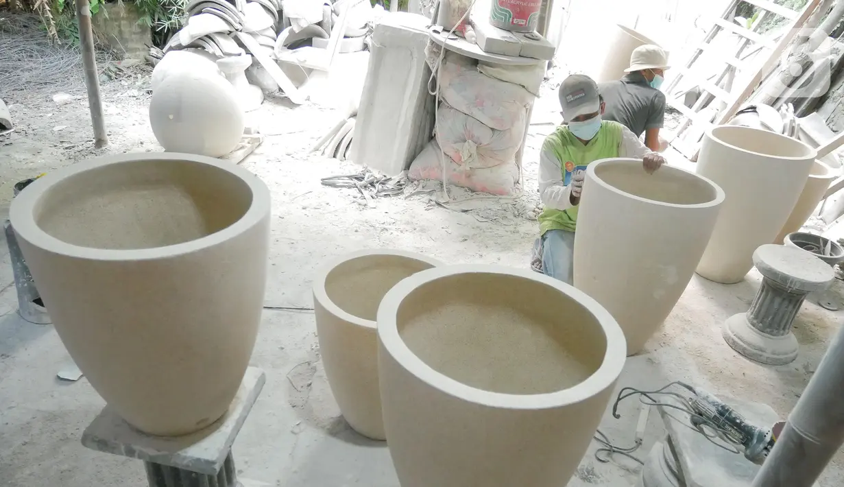 Perajin menyelesaikan pembuatan pot tanaman hias di Pondok Aren, Tangerang, Banten, Minggu (1/8/2021). Akumindo menilai perpanjangan PPKM akan membuat pelaku UMKM semakin tertekan dan diperkirakan mengalami penurunan omzet sebesar 70 hingga 80 persen. (Liputan6.com/Angga Yuniar)