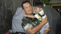 Pangdam V/Brawijaya, Mayjen TNI Farid Makruf saat mengunjungi putra almarhum korban keganasan KKB&nbsp;Sertu Eka Andriyanto Hasibuan di Sidoarjo, Jawa Timur, Rabu (15/3/2023).