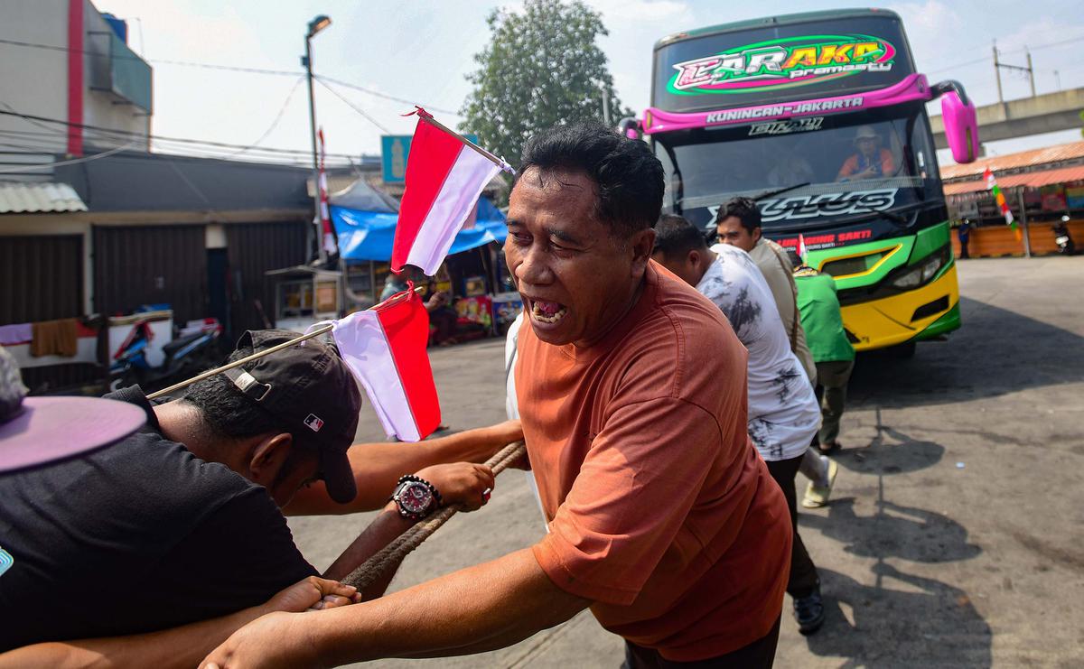 Keseruan Lomba Tarik Bus Sambut HUT ke-81 RI