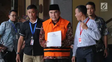 Bupati Jepara Ahmad Marzuqi (tengah) mengenakan rompi tahanan usai menjalani pemeriksaan di Gedung KPK, Jakarta, Senin (13/5/2019). KPK resmi menahan Ahmad Marzuqi selama 20 hari ke depan. (merdeka.com/Dwi Narwoko)