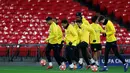 Pemain Borussia Dortmund melakukan pemanasan selama sesi latihan di Stadion Wembley di London, Inggris (12/2). Dortmund akan bertanding melawan Tottenham Hotspur pada babak 16 besar Liga Champions. (AP Photo/Frank Augstein)