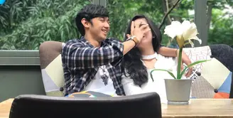 Pasangan kekasih Caesar Hito dengan Felicya Angelista baru saja merayakan ulang tahun hari jadinya yang kelima. Caesar tiba-tiba berubah jadi romantis saat perayaan ulang tahun. (Instagram/hitocaesar)