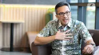 Direktur Utama Bank Fama, Tigor M. Siahaan berpose usai wawancara khusus dengan Liputan6.com di kawasan SCBD, Jakarta, Selasa (13/12/2022). (Liputan6.com/Herman Zakharia)