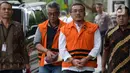 Kabid Jalan di Dinas PUPR Kabupaten Indramayu, Wempy Triyono (kedua kiri) dan Kadis PUPR Pemkab Indramayu, Omarsyah tiba di Gedung KPK, Jakarta, Jumat (31/1/2020). Kedua tersangka diperiksa dalam kasus suap terkait pengaturan proyek di lingkungan Pemkab Indramayu Tahun 2019 (merdeka.com/Dwi Narwoko)