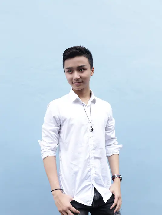 “Jadi dia anak baru, ade kelas gitu, tiba-tiba gatau sih pertama kali liat dia, cinta pada pandangan pertama sih kayanya. Tiba-tiba langsung suka aja gitu, trus yaudah sampe sekarang.” aku Leon Dozan. (Andy Masela/Bintang.com)