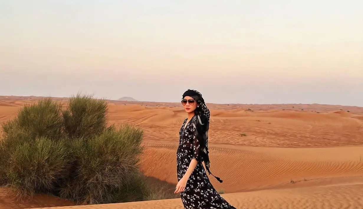 Menikmati momen liburan di Dubai, Ririn Dwi Ariyanti seru menikmati indahnya padang gurun. Dalam liburannya ini ia banyak abadikan potret serunya dalam media sosial Instagram yang menuai banyak pujian netizen. Tampil stylish dengan kacamata hitam, sosoknya pun dipuji tidak kalah dengan anak ABG. (Liputan6.com/IG/@ririndwiariyanti)