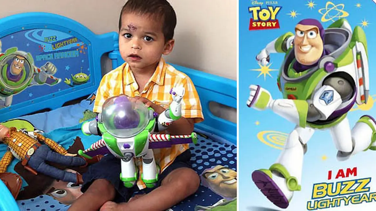 Leo Fernando dan Buzz Lightyear (c) dailymail & fanpop