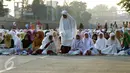 Umat Muslim di kawasan Jatinegara dan sekitarnya melaksanakan sholat Idul Adha 1436 H, Jakarta, Kamis (24/9/2015). Ruas Jalan Jatinegara Barat disulap menjadi tempat pelaksanaan salat. (Liputan6.com/Yoppy Renato)