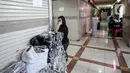 Diberitakan sebelumnya, Pasar Tanah Abang di Jakarta Pusat hampir selalu ramai setiap hari, bahkan saking ramainya kerap menimbulkan kemacetan di sekitar kawasan tersebut. Namun baru-baru ini viral di media sosial, sejumlah pedagang mengeluh kondisi Pasar Tanah Abang kini semakin sepi pengunjung sehingga berdampak pada menurunya penjualan di toko mereka. (Liputan6.com/Angga Yuniar)