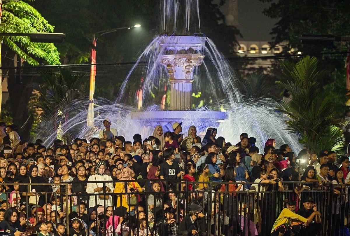FOTO: Surabaya Vaganza 2026 Hadirkan Parade Lampu  dan Atraksi Penari Api
