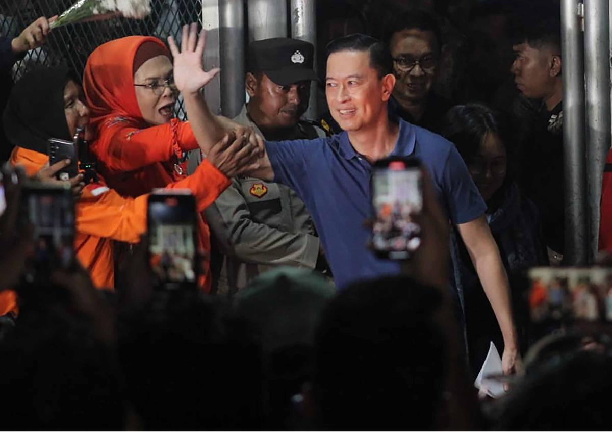 FOTO: Abolisi dari Presiden, Tom Lembong Resmi Tinggalkan Jeruji Besi