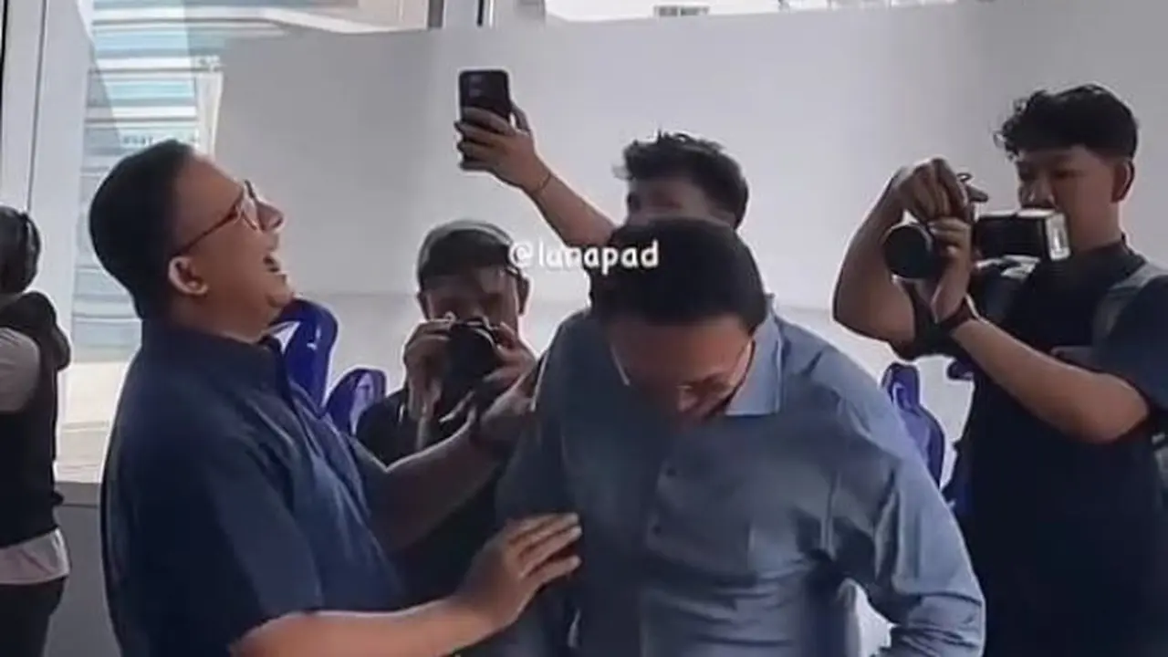 Anies Baswedan dan Basuki Tjahaja Purnama alias Ahok bertemu saat acara peluncuran buku di kawasan Jakarta Pusat, Sabtu (18/1/2025). (Tangkapan layar)