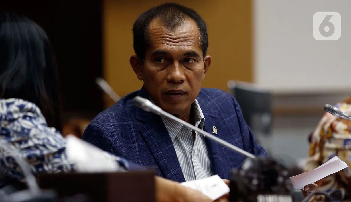 Wakil Ketua Komisi I DPR Abdul Kharis Almasyhari saat konferensi pers mengenai permasalahan Israel di Kompleks Parlemen, Jakarta, Selasa (30/6/2020). Komisi I menyampaikan sikapnya terkait rencana aneksasi Israel terhadap wilayah Tepi Barat, Palestina mulai 1 Juli 2020. (Liputan6.com/Johan Tallo)