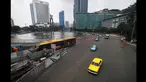 Sebuah mobil Volvo Classic tahun 1975 melintas di sekitar Bundaran HI, Jakarta, Rabu (21/1/2015). Pemprov DKI akan menerapkan kebijakan pembatasan usia kendaraan beroda empat yang melintas di jalan protokol. (Antara Foto/Zabur Karuru)