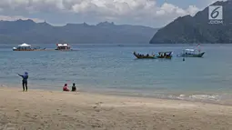 Seorang wanita berselfie di Pantai Mutiara di Trenggalek, Jawa Timur, Sabtu (7/9/2019). Pantai Mutiara salah satu tujuan wisata yang sedang dikembangkan kabupaten Trenggalek. (Liputan6.com/Herman Zakharia)