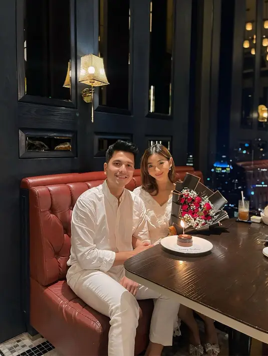 Tak hanya persiapkan dinner romantis, Rendi Jhon juga memberikan buket bunga mawar merah untuk sang istri. Rayakan bareng suami, kebahagiaan terpancar jelas di wajah Glenca Chysara. Ucapan selamat dan doa dari netizen untuk lawan main Amanda Manopo ini ramai dibubuhkan di kolom komentar. Tak sedikit juga yang mendoakan agar Glenca dan Rendi selalu langgeng. (Liputan6.com/IG/@rendijhonpratama)
