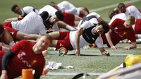 Striker Liverpool, Mohamed Salah, tampak serius saat latihan jelang laga final Piala Champions di Stadion Anfield, Senin (21/5/2018). Liverpool akan berhadapan dengan Real Madrid. (AP/Martin Rickett)