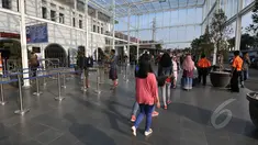 Aktivitas calon penumpang kereta api di stasiun Pasar Senen, Jakarta, Jumat (13/3/2015). Ruang tunggu di stasiun tersebut kini terlihat rapi dan bersih, serta sudah beratapkan kaca. (Liputan6.com/Johan Tallo)