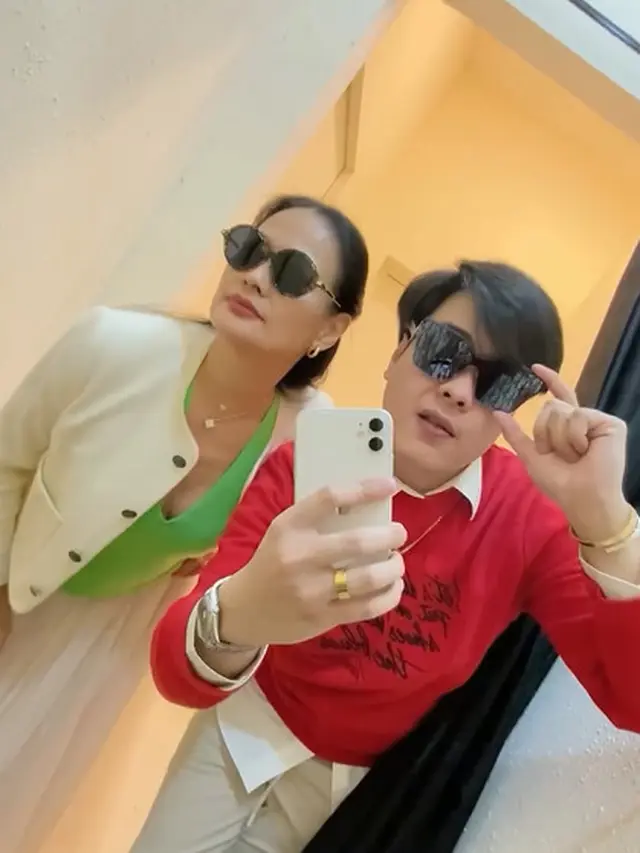 Potret mirror selfie Jeje Soekarno dan Donna Harun
